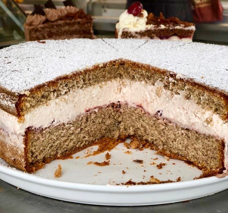 hausgemachte Topfentorte vom Benediktinermarkt mit einer dicken Tropfencremefüllung und Staubzuckerglasur
