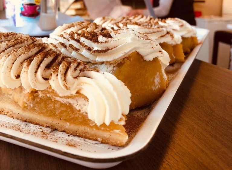 hausgemachter Marillenkuchen vom Torteneck am Benediktinermarkt in Klagenfurt