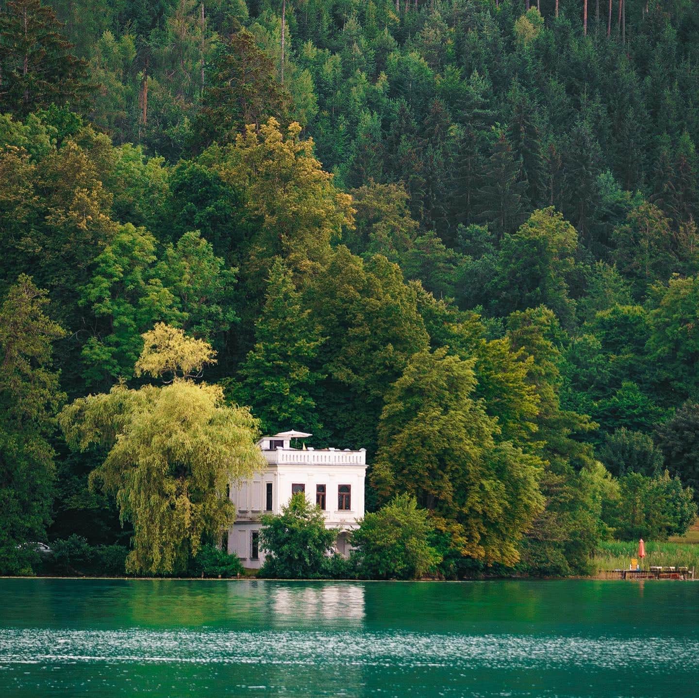 Die weiße Villa am Südufer des Wörthersees (c) IG, daniels.raw