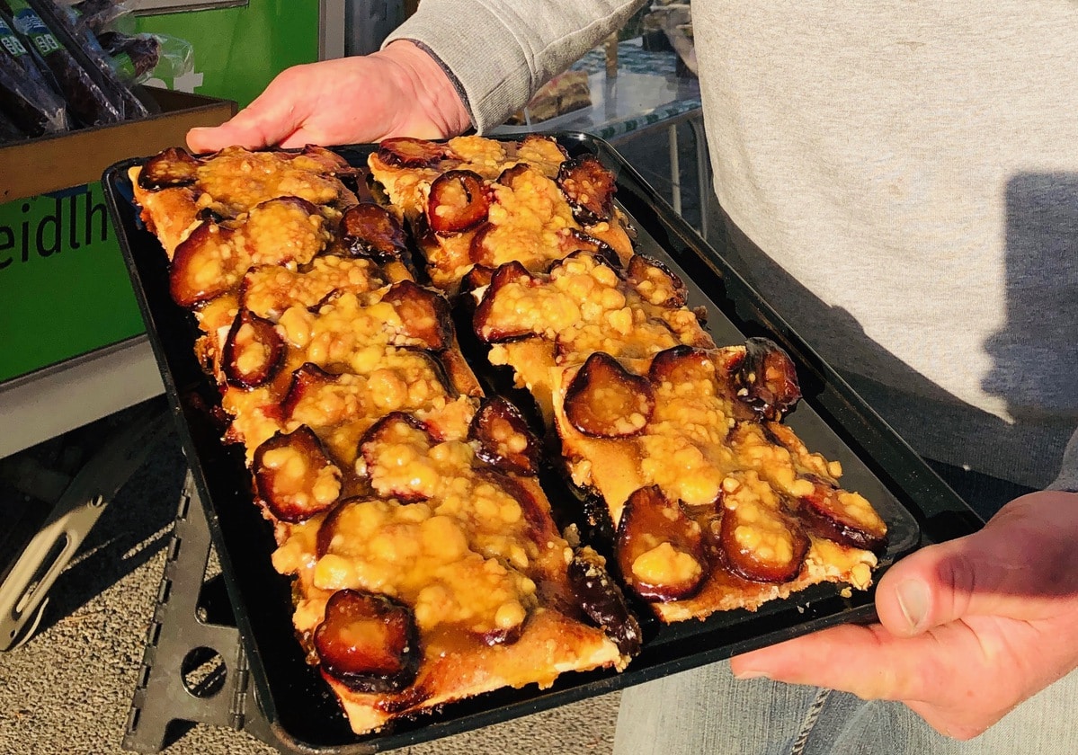 Ein Kuchenblech mit einem hausgemachten Zwetschkenfleck, hausgemachte Kuchen vom Benediktinermarkt