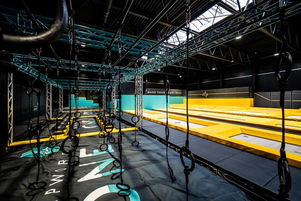 Trampoline und Kletterseile im JUMPWORLD.ONE Trampolinpark in Klagenfurt am Wörthersee