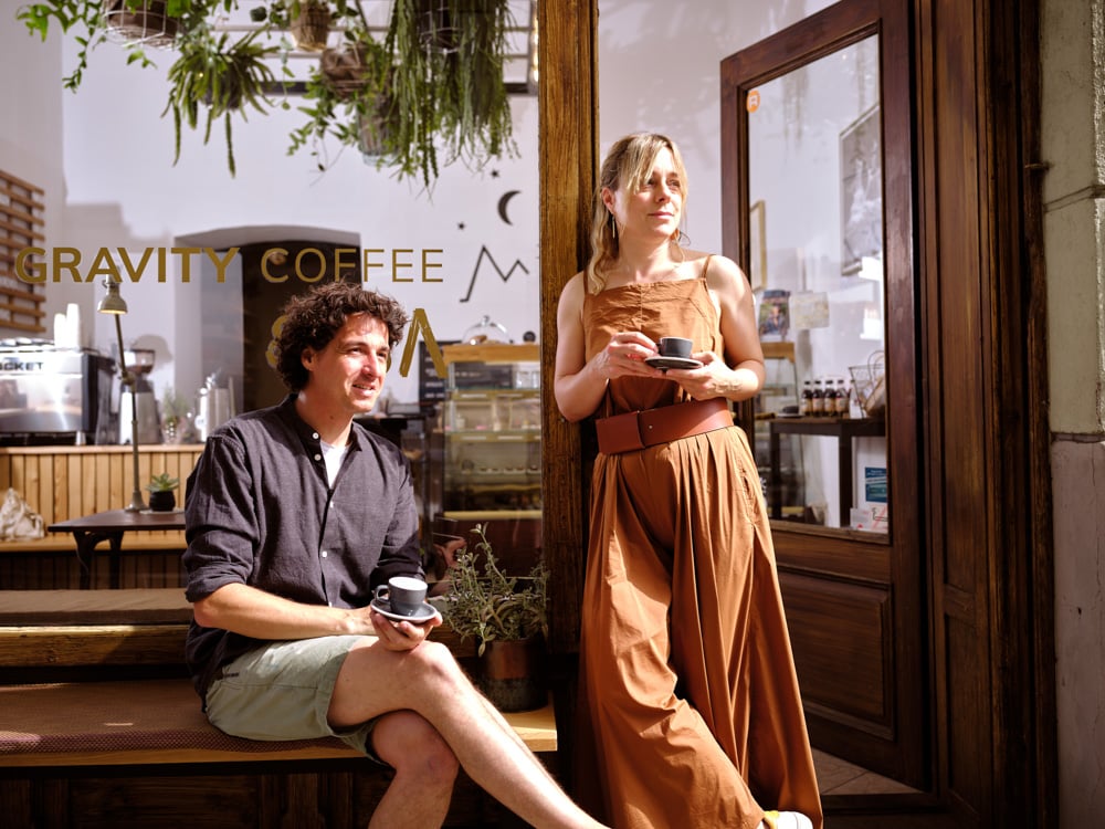 Markus Ogris und Petra Köfer vor ihrem Café Zero Gravity Coffee (c) Arnold Pöschl