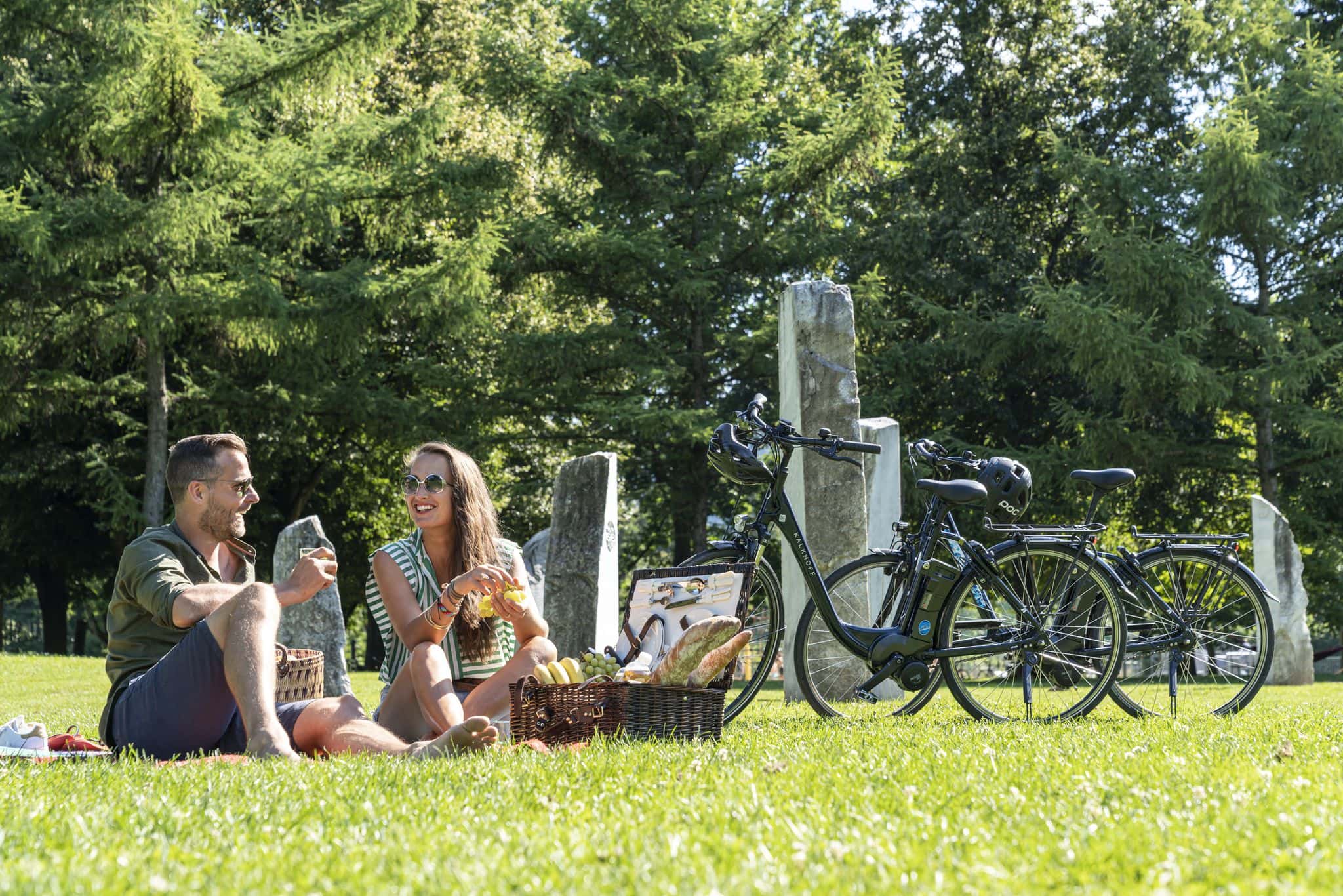 Paar beim Picknicken im Europapark in Klagenfurt im Sommer