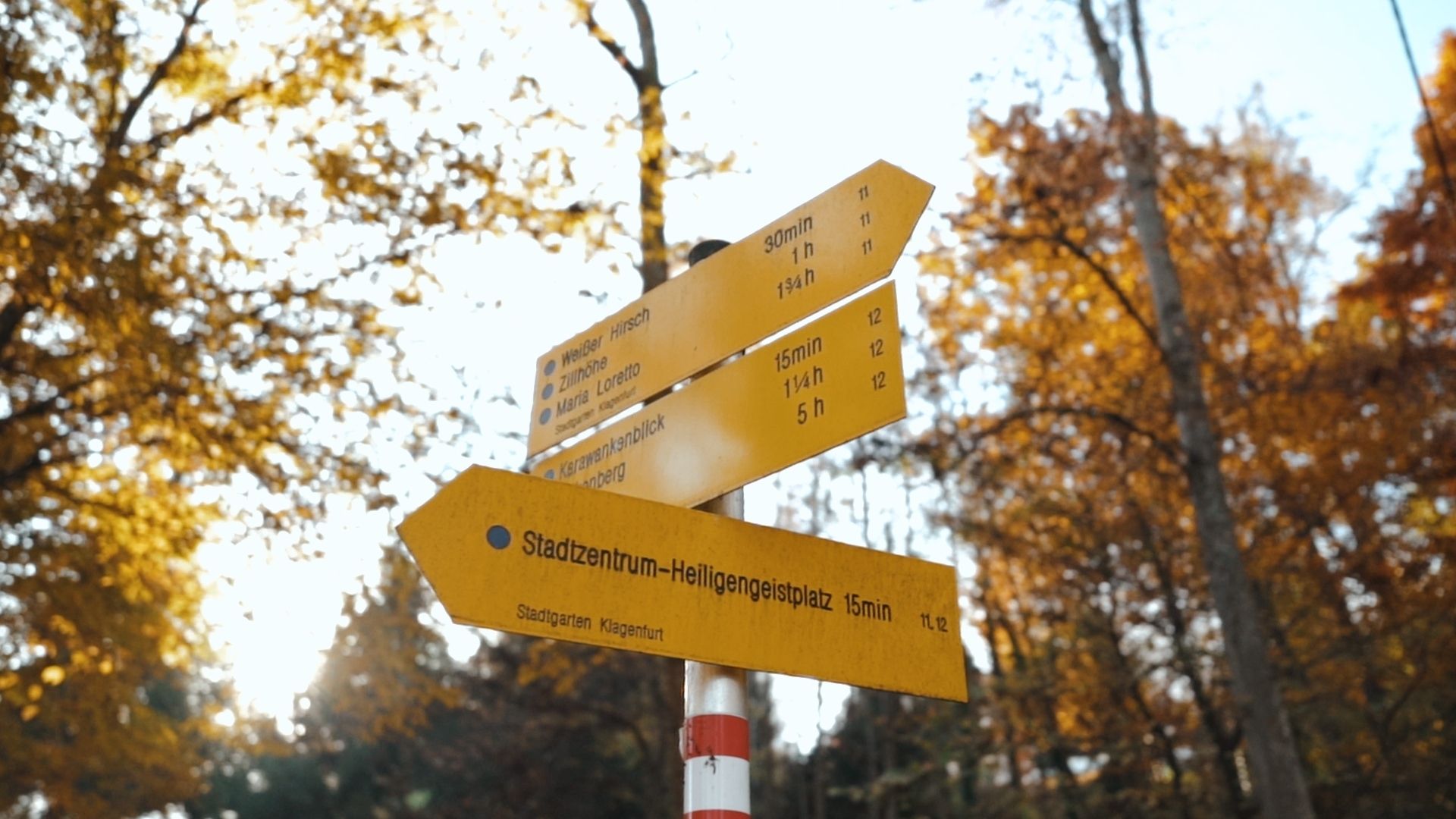 Schilder am Wanderweg am Kreuzlberg 