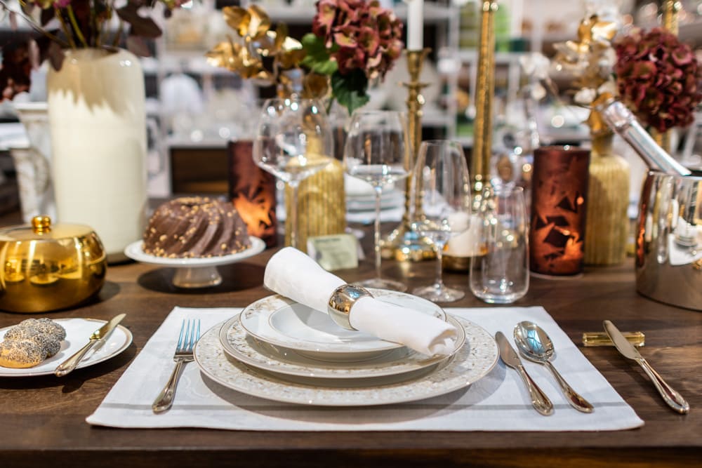 Eine festliche Tafel mit Platzteller, Stoffserviette, Weingläsern, Dekoration (c) KLAMAG, NH