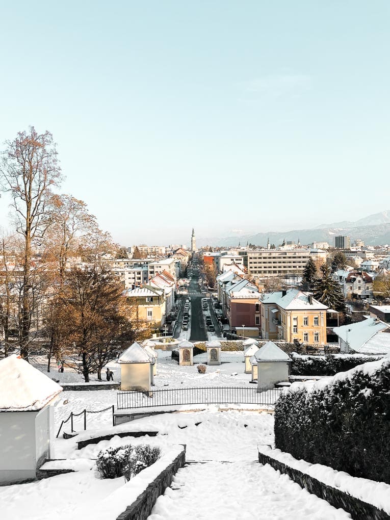 Ausblick auf ein verschneites Klagenfurt im Winter