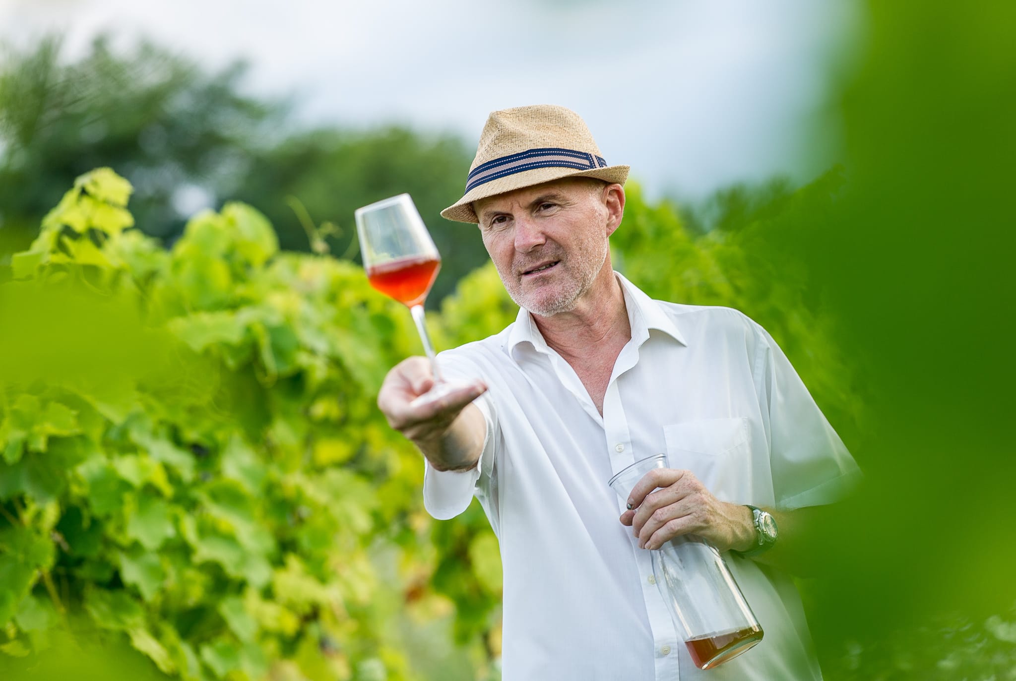 Christian Waltl von W2 Bio Weinbau Waltl hält Glas mio Orange Wein in der Hand 