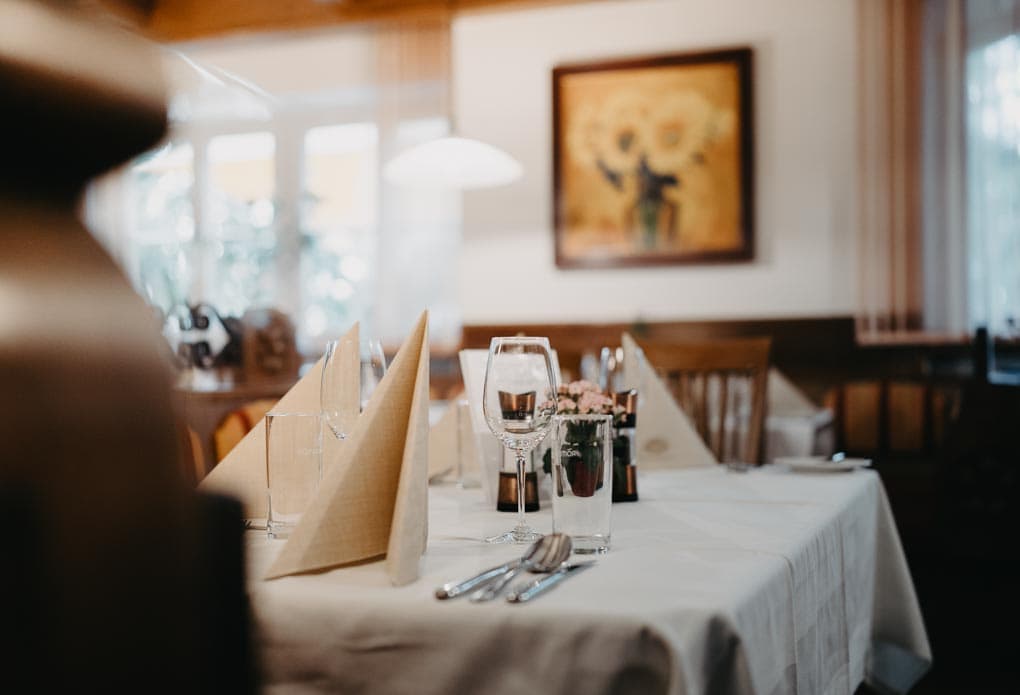 elegant gedeckter Tisch im Restaurant Schweizerhaus am Kreuzbergl in Klagenfurt 