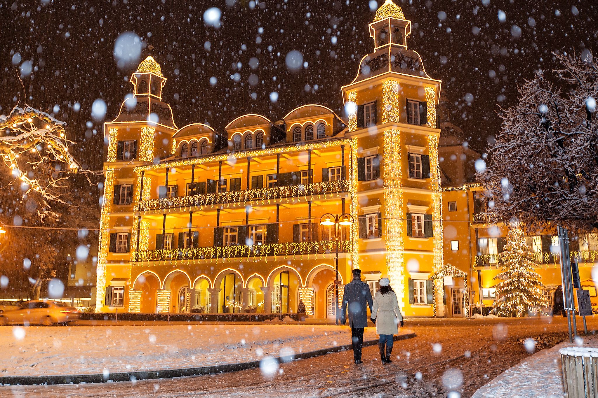 Wunderschön beleuchtetes Velden am Wörthersee in der Vorweihnachtszeit - ideal für romantische Spaziergänge