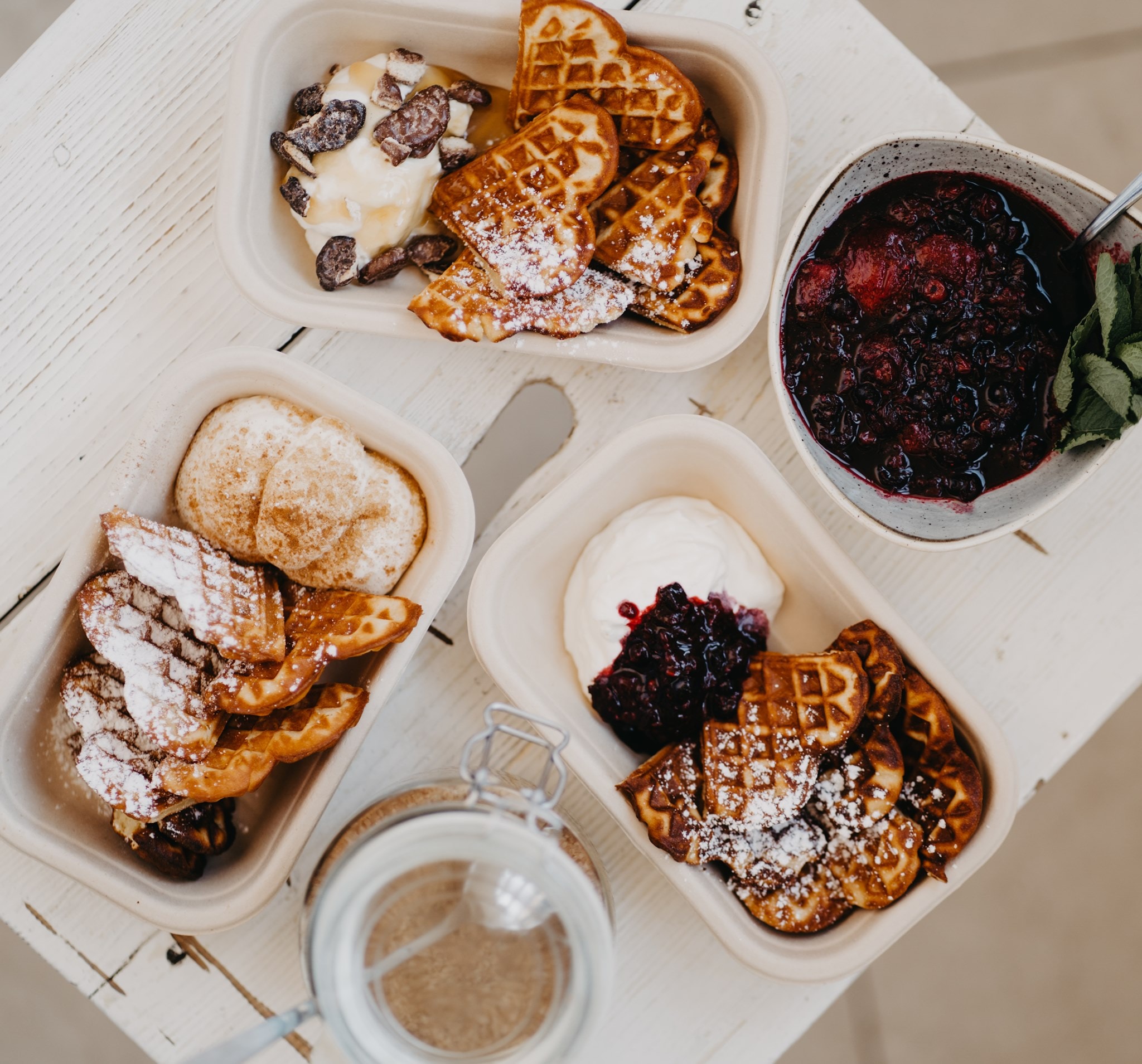 Süßes Frühstück in der Hafenstadt mit frischen Waffeln und Beeren (c) Hafenstadt Urban Area