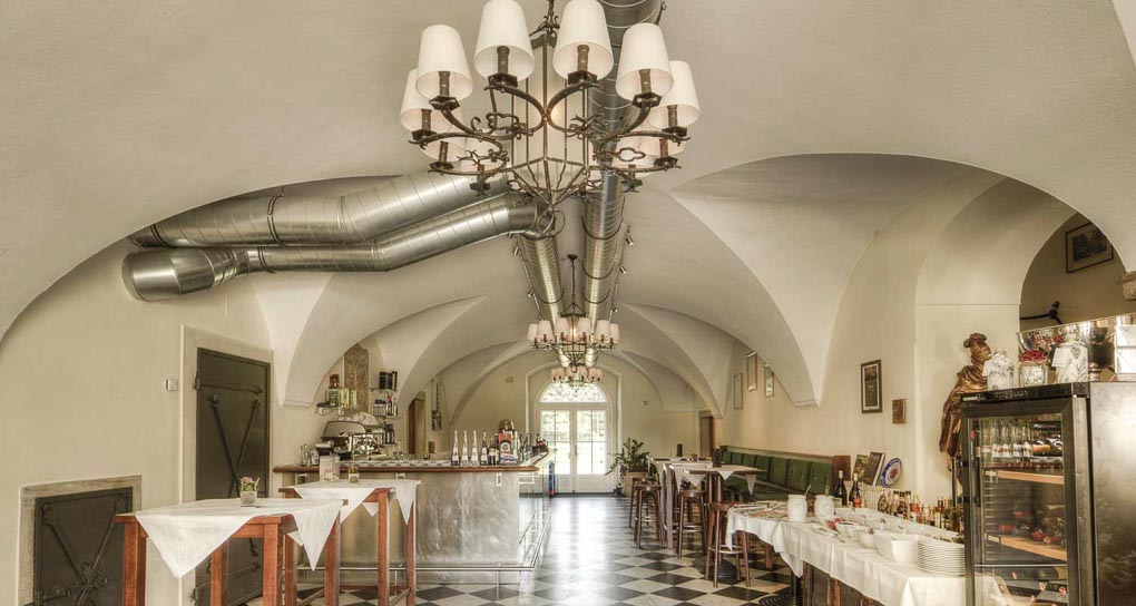 Gedeckte Tische und Theke im Blattschuss Schloss Mageregg in Klagenfurt am Wörthersee 