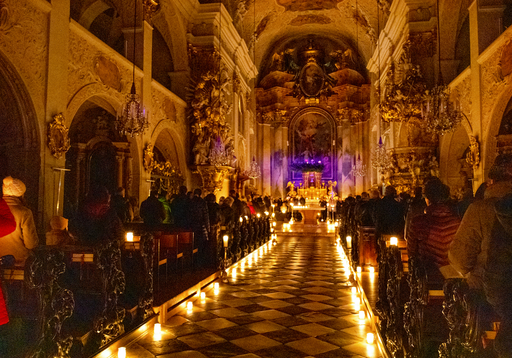 Stiller Advent im Klagenfurter Dom bei Nacht und mit Kerzenschein 