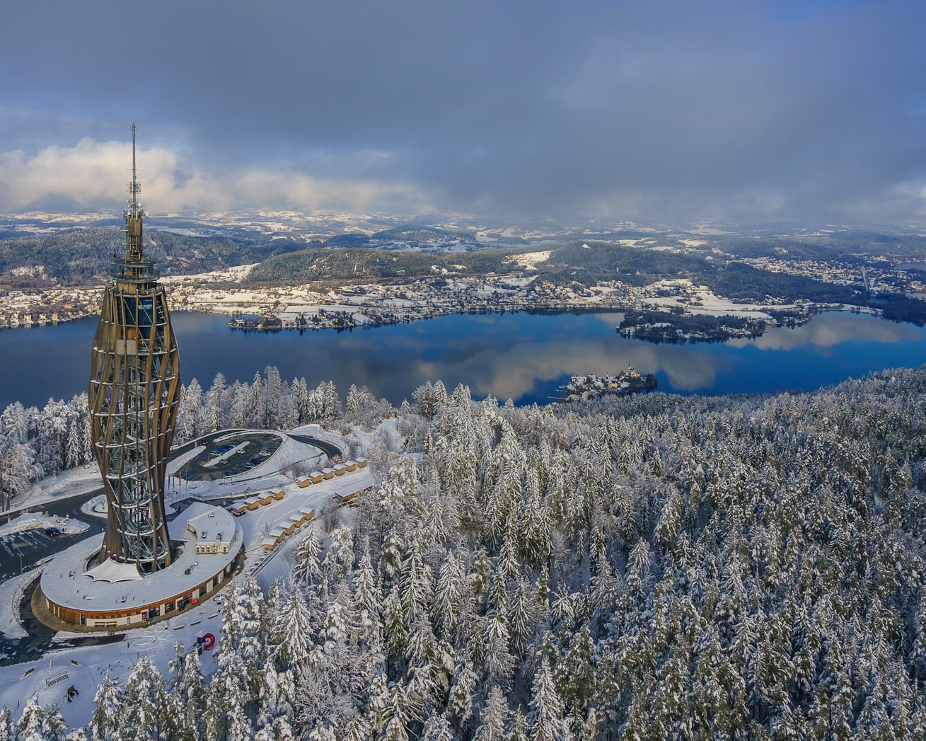 Pyramidenkogel Aussichtsplattform im Winter bei Schnee 