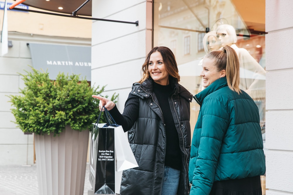 Freundinnen beim Einkaufen in Klagenfurt City mit dem City 10er