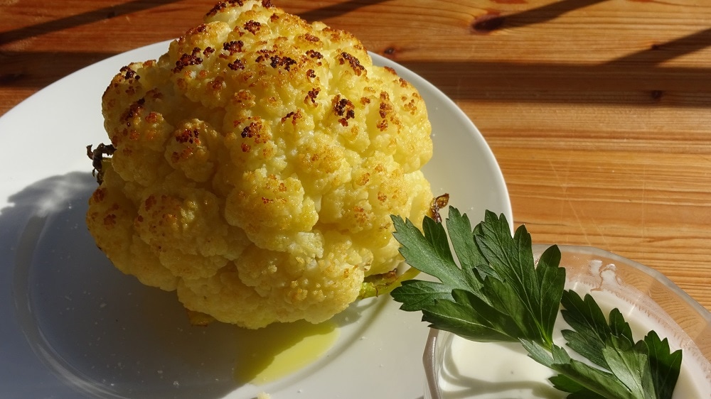 Klassiker der Winterküche: Knusprig gebackener Karfiol auf einem weißen Teller