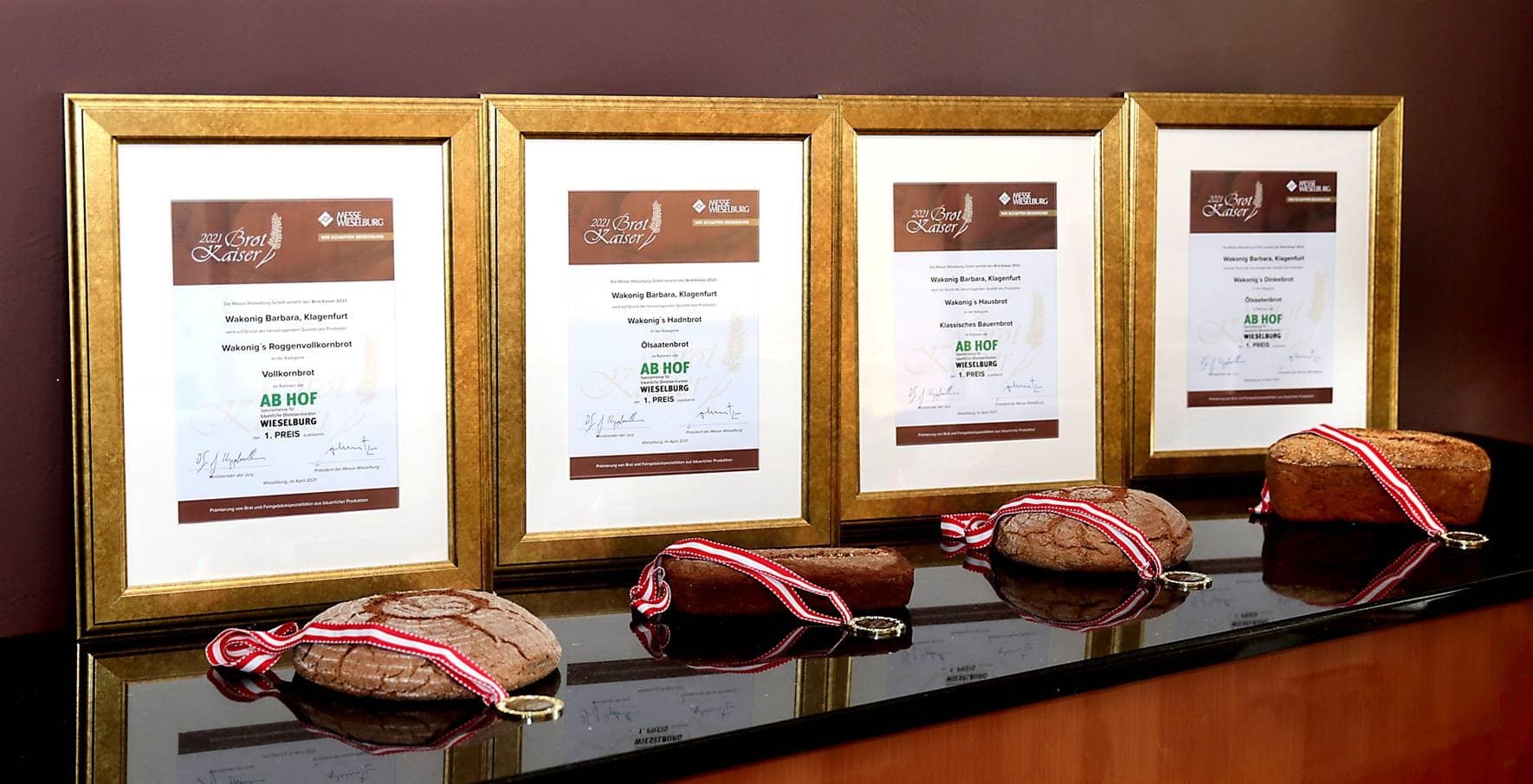 vier Auszeichnungen für verschiedene Brotsorten der Bäckerei Wakonig, sie haben Preise für Roggenvollkornbrot, Ölsaatenbrot, Klassisches Bauernbrot erhalten