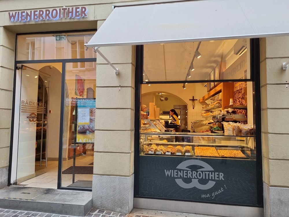 Bäckerei Wienerroither in der Wienergasse in Klagenfurt, Außenansicht des Geschäfts mit Theke, in der verschiedene Backwaren zu sehen sind