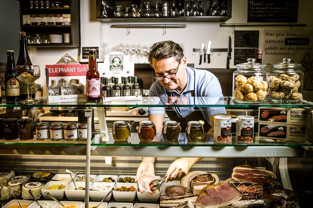 der Genussrat Karl Rockenbauer in seinem Delikatessengeschäft Genusskanzlei in der Priesterhausgasse in Klagenfurt, ein Blick in seine Glasvitrine voll von regionalen und handverlesenen Spezialitäten wie Wurst, Fleisch, Schinken, Oliven, Tomaten