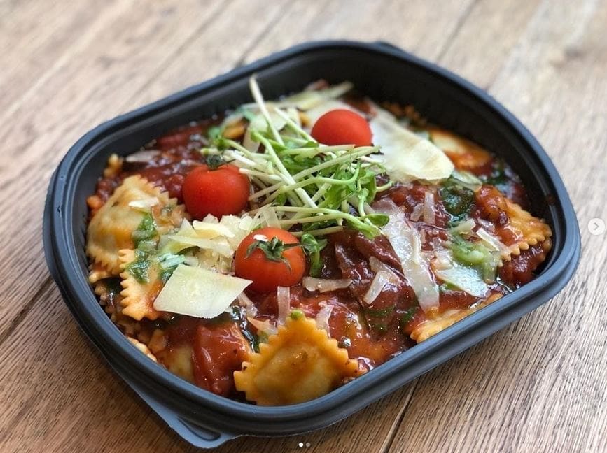 vegetarische Ravioli mit Tomaten und Parmesan von Papa Jo aus Klagenfurt, in einer take-away Verpackung