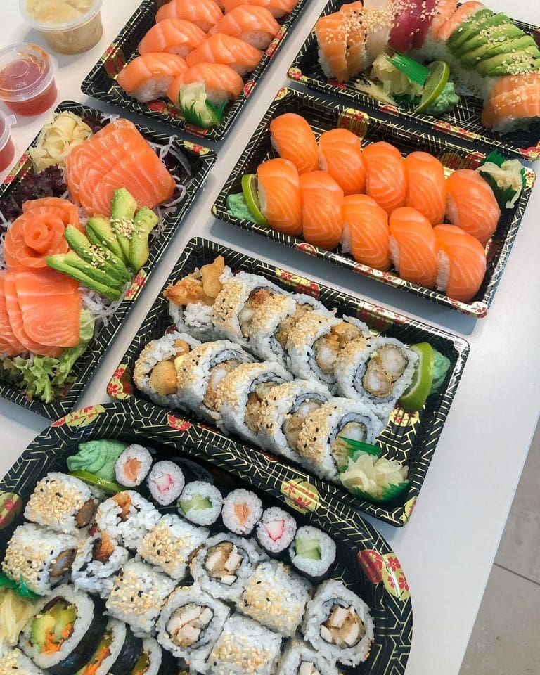 ilufa chinesisches essen als take away in den city arkaden klagenfurt, viele verschiedene Sorten Sushi und Maki appetitlich angerichtet