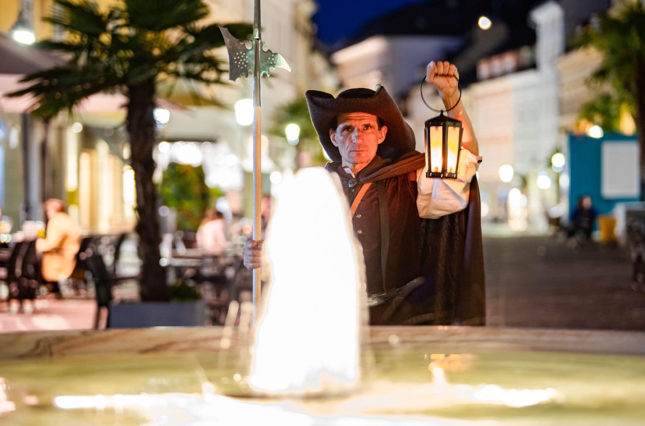 Nachtwächter bei nächtlicher Nachtwächter-Führung in Klagenfurt mit Lampe