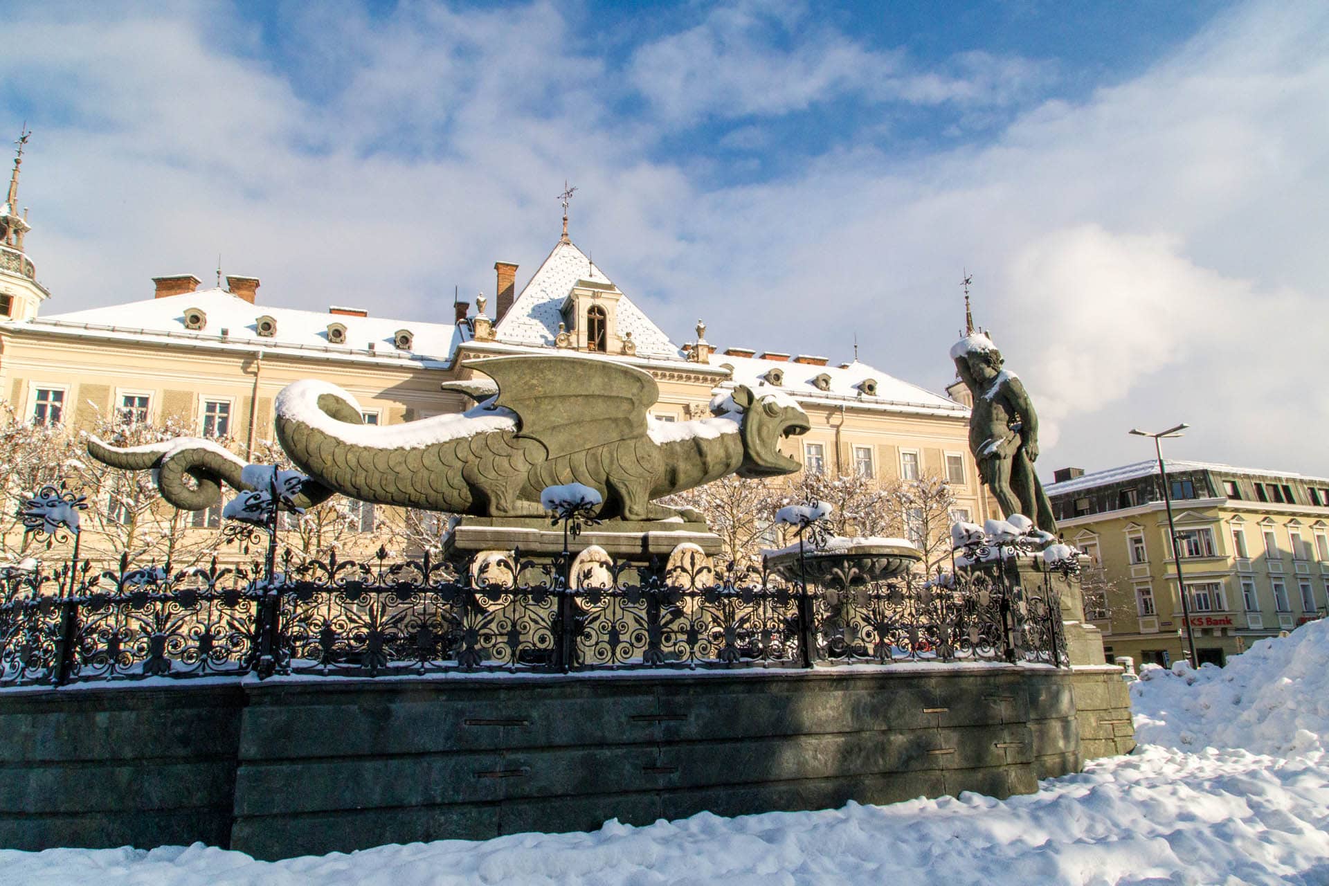 Schneebedeckter Lindwurm in Klagenfurt 