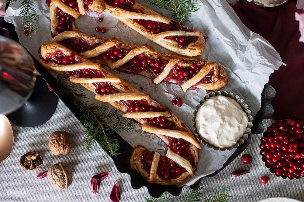 Weihnachtsbäckerei in Form einer Zuckerstange mit Blätterteig und Marmelade von Cooking Cartin Kuchl in Klagenfurt