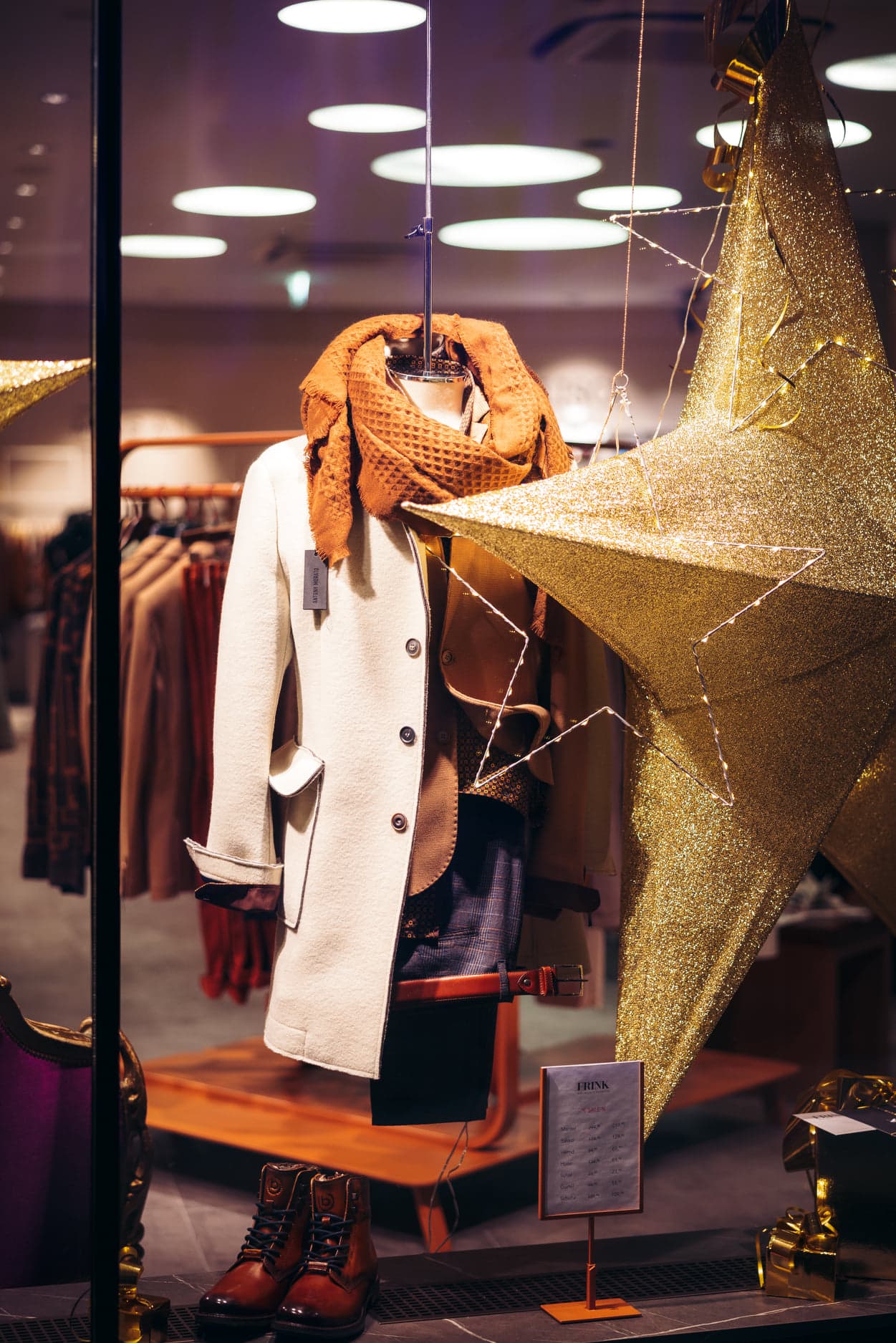 Herren Winternantel in beige mit einem brauen Schal und Lederhandschuhen von Frink Mode in Klagenfurt, Pernhartgasse