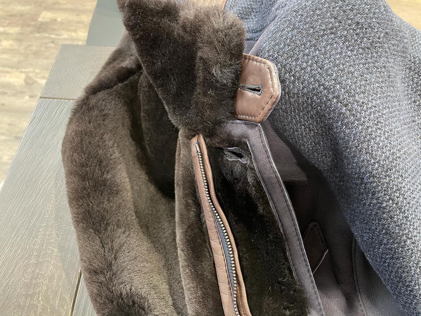 Nahaufnahme graue Herrenjacke mit dunklem Kunstpelzfutter von Gert Spezial Herrenausstatter aus Klagenfurt in der Salmstraße