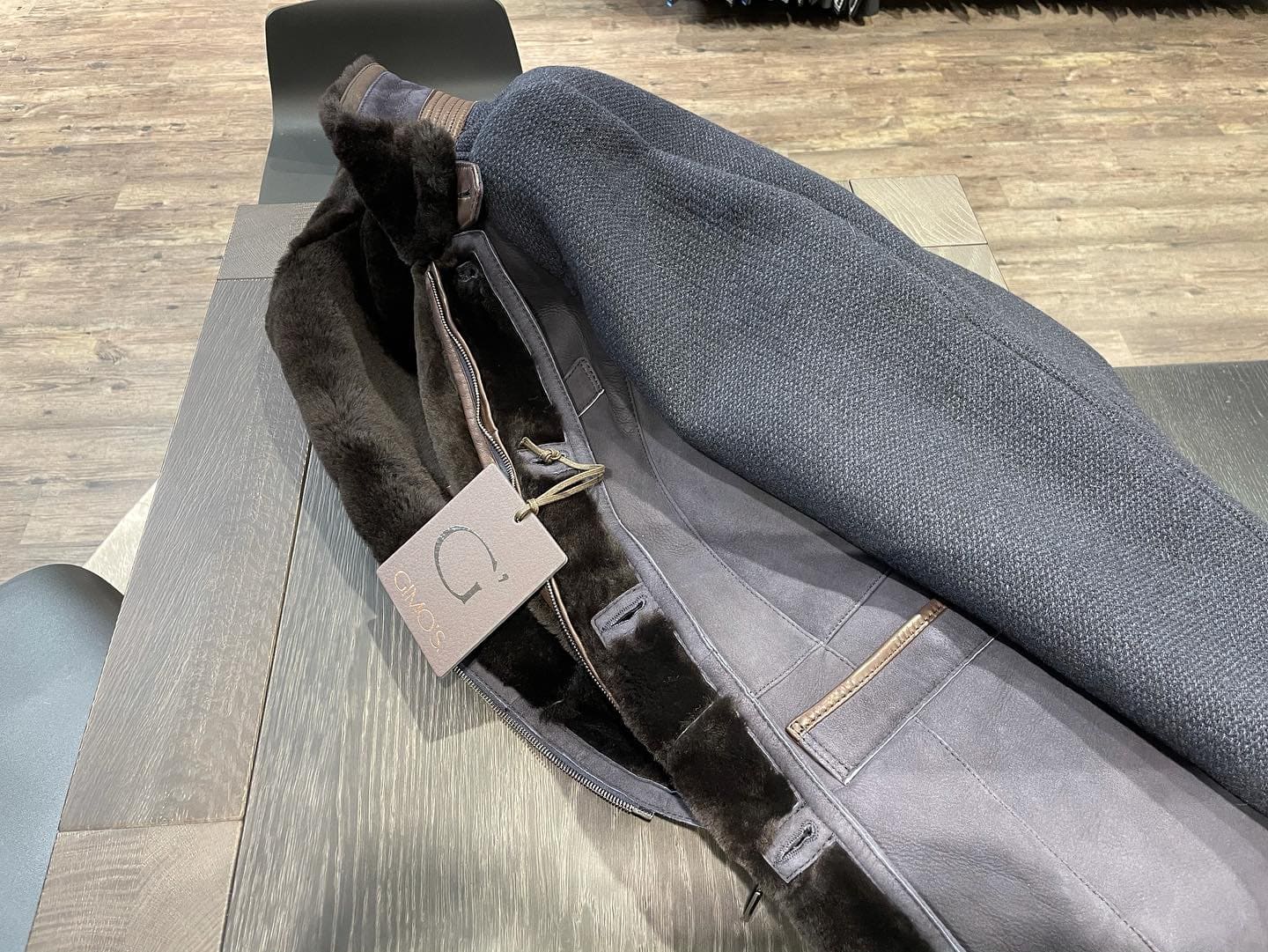 graue Herrenjacke mit dunklem Kunstpelzfutter von Gert Spezial Herrenausstatter aus Klagenfurt in der Salmstraße