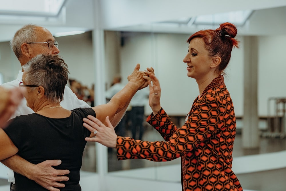 Iris Huber beim Unterrichten in der Tanzschule Huber in Klagenfurt, sie zeigt einem Paar die Schritte