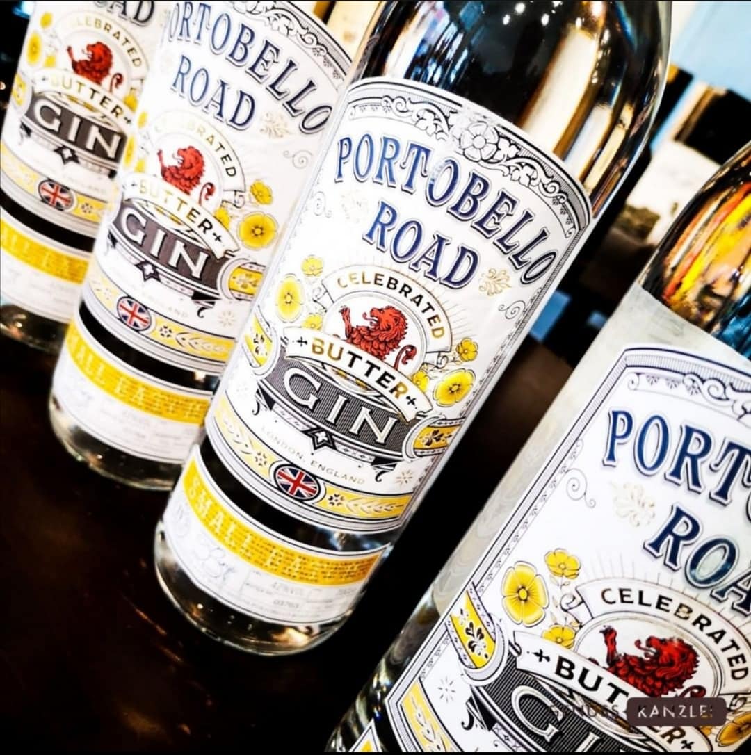 ein Butter Gin mit dem Namen Portobello Road aus der Genusskanzlei in der Prieserhausgasse in Klagenfurt, das Etikell ist weiß und Gelb mit einem roten Löwen und der England Flagge