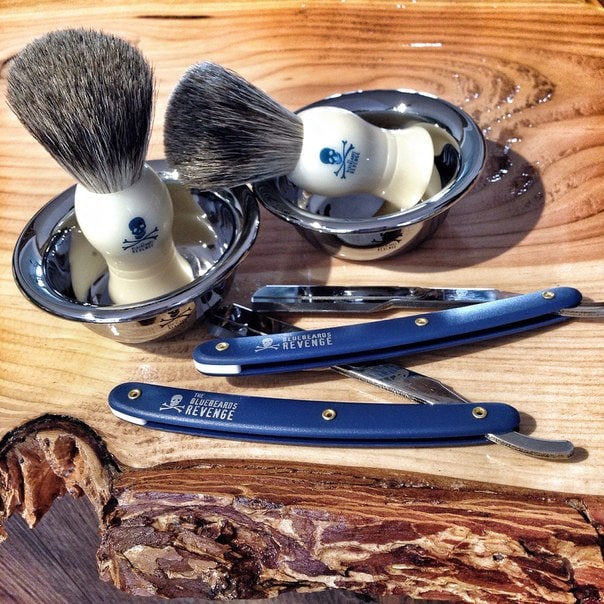 Equipment für Rasur mit Schneidemesser und Pinsel von Good Fellaz BarberShop in Klagenfurt, Theatergasse