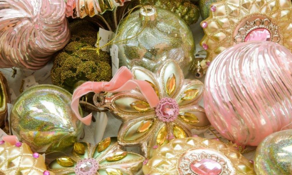 Christbaumschmuck in beige, rosa und hellgrün in Form von Blumen und gedrehten Kugeln mit Samtbändern von Casa Viva Einrichtungshaus in Klagenfurt