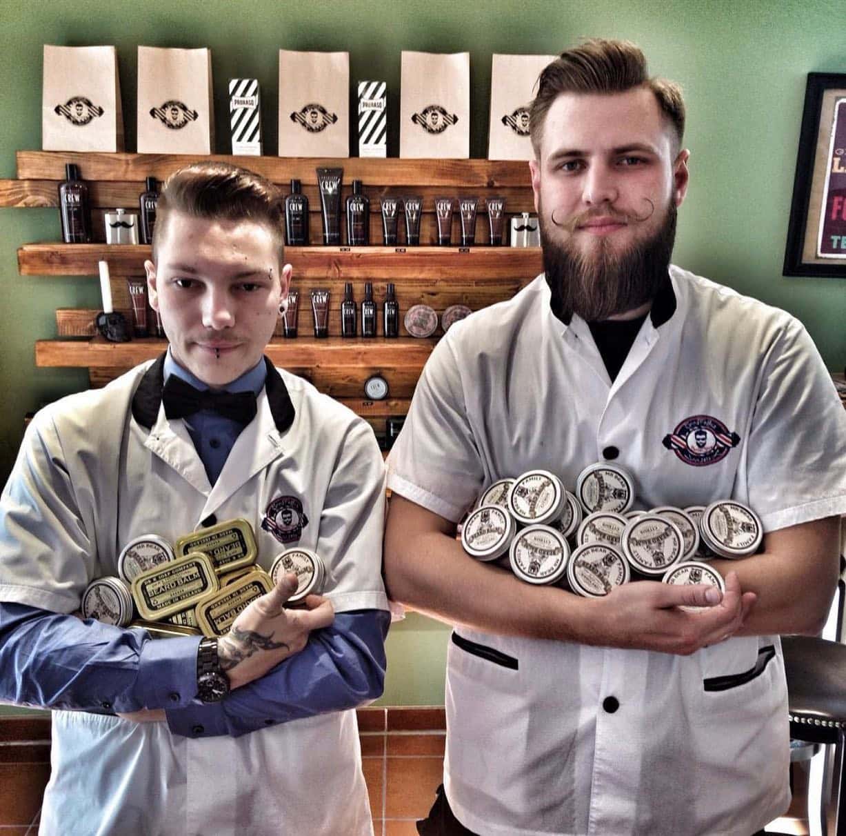 die Inhaber vom Good Fellaz Barbershop zeigen ihre Bartpflegeprodukte
