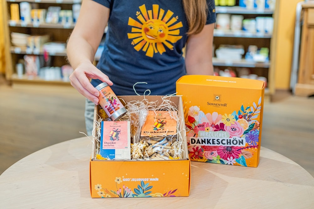 Geschenkebox von Sonnentor aus Klagenfurt mit verschiedenen Seesorten in einer Kiste mit Holzspänen, tolles Weihnachtsgeschenk für Teeliebhaber