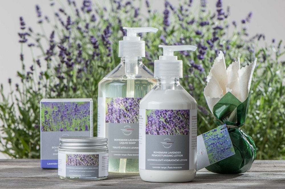 Lavendelprodukte wie zum Beispiel Seife, Duschgel, Bodylotion, Lippenbalsam zur Entspannung von Botanicus Carinthia, Bioprodukte