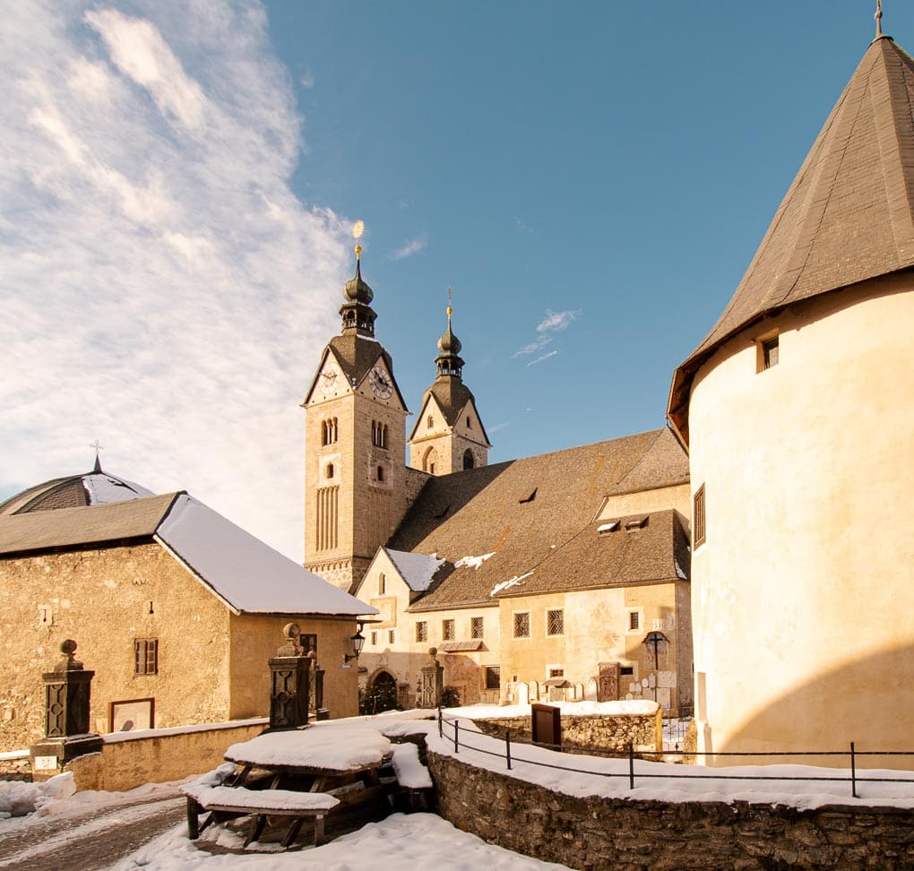 Wallfahrtskirche im Zentrum von Maria Saal