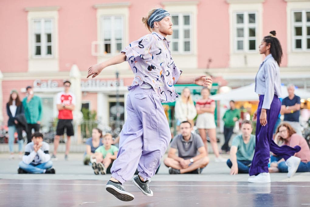 zwei Tänzer beim Ranzen während einer Veranstaltung im Rahmen des Klagenfurt Festivals 