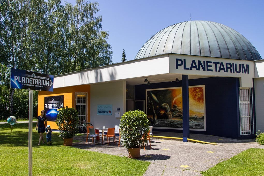 Eingang zum Planetarium in Klagenfurt