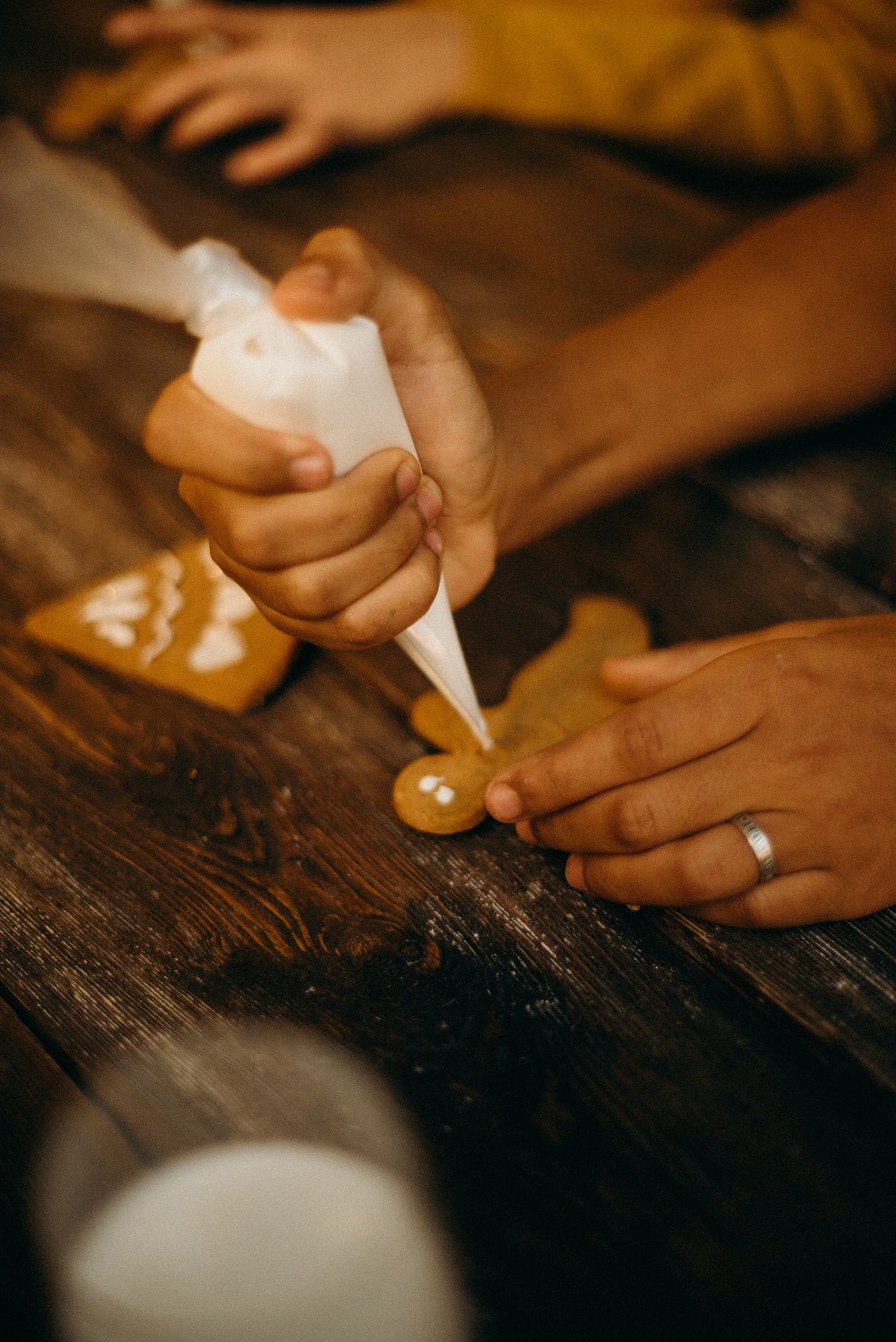 Verzierung von Lebkuchen Plätzchen mit Zuckerguss