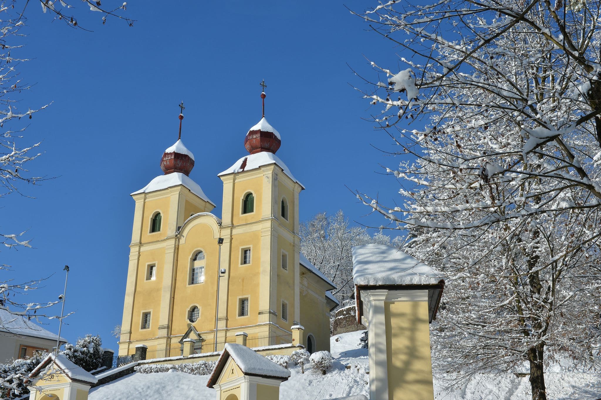 verschneite Kreuzberglkirche im Winter 