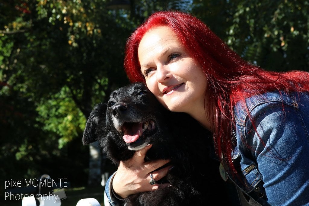 Tierkommunikationstrainerin Evelin Illitsch mit ihrem Hund