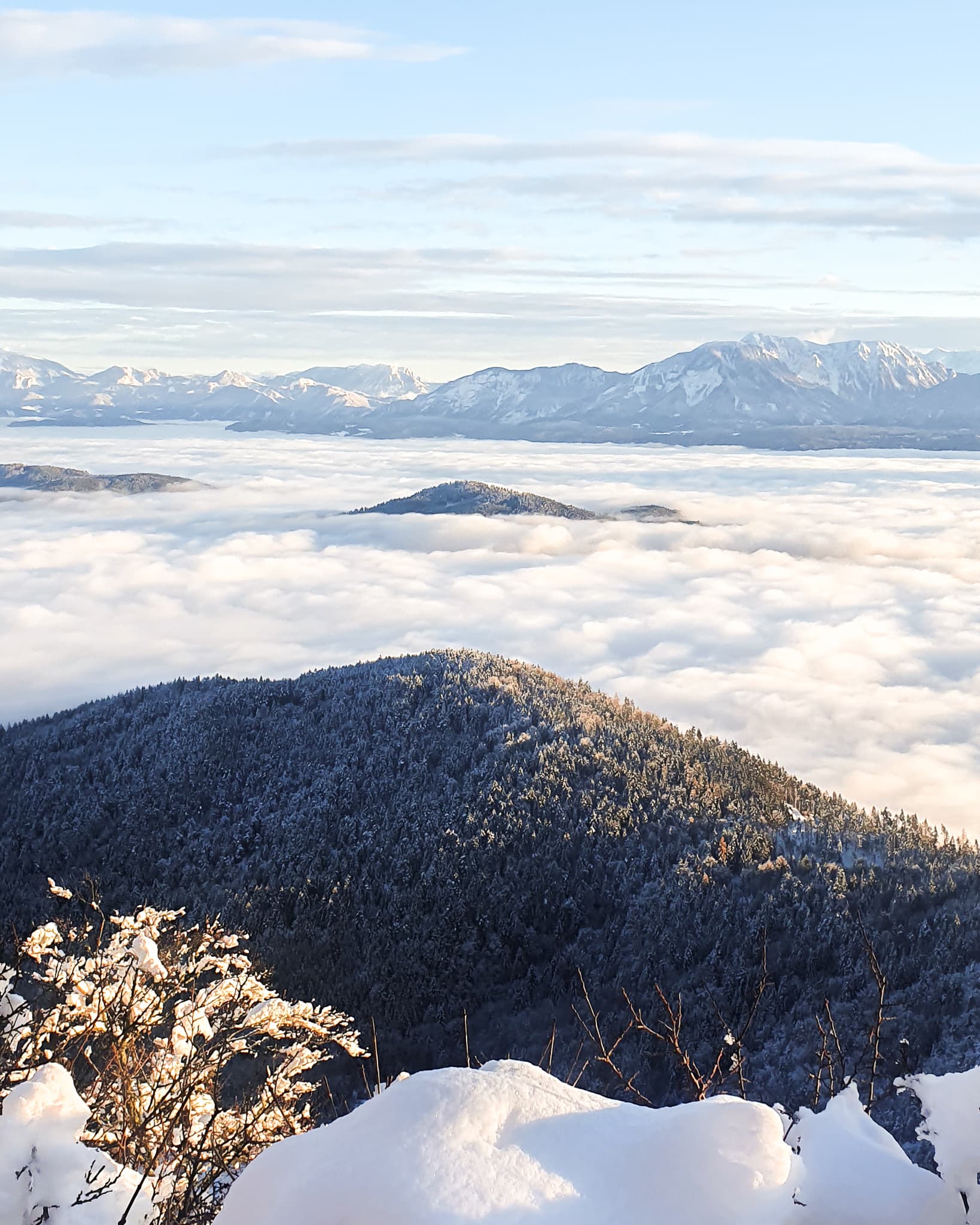 Blick über den winterlichen Wörthersee vom schneebedeckten Ulrichsberg bei Klagenfurt aus