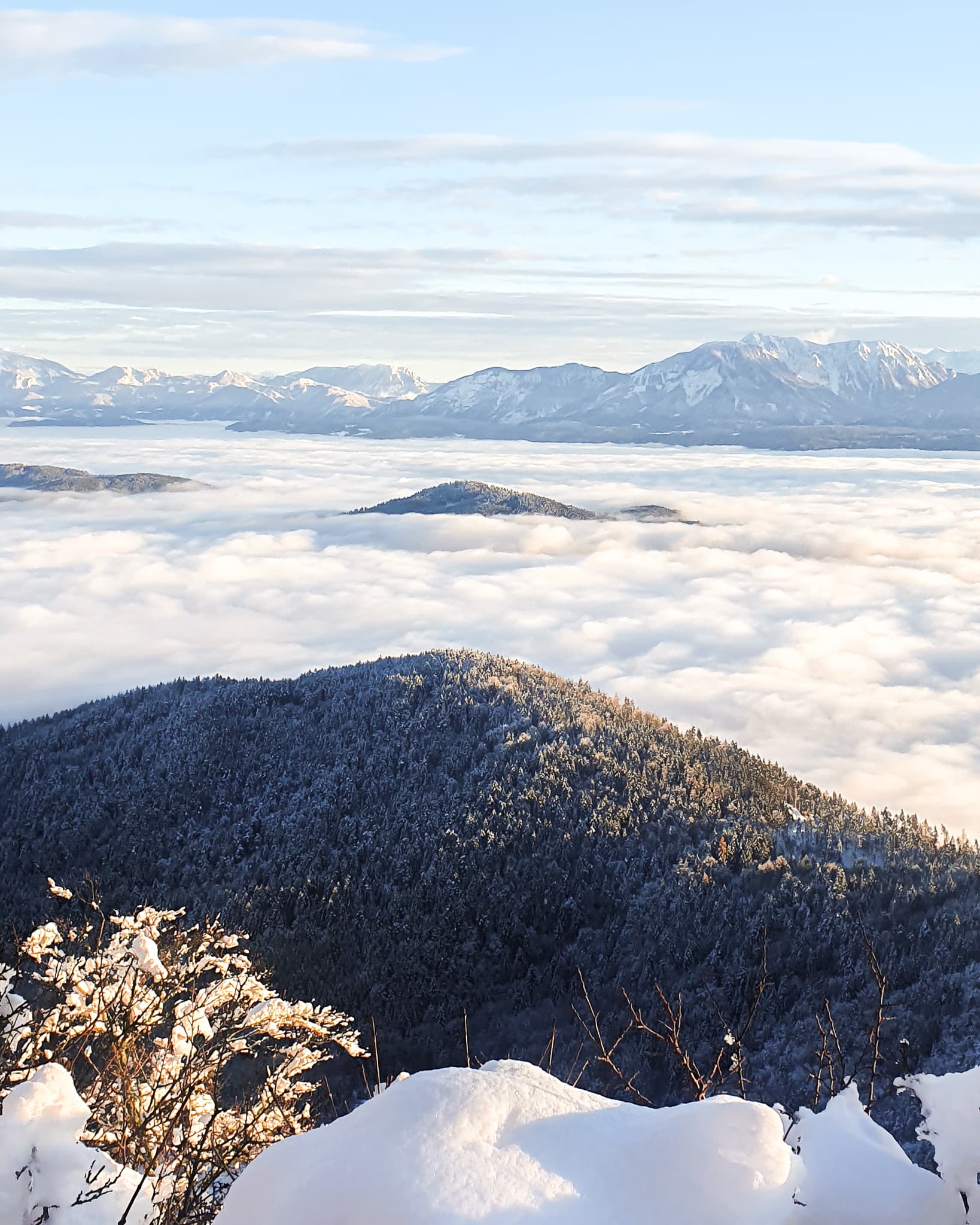 Blick über den Wörthersee in Klagenfurt vom Ulrichsberg aus im Winter bei Sonnenschein