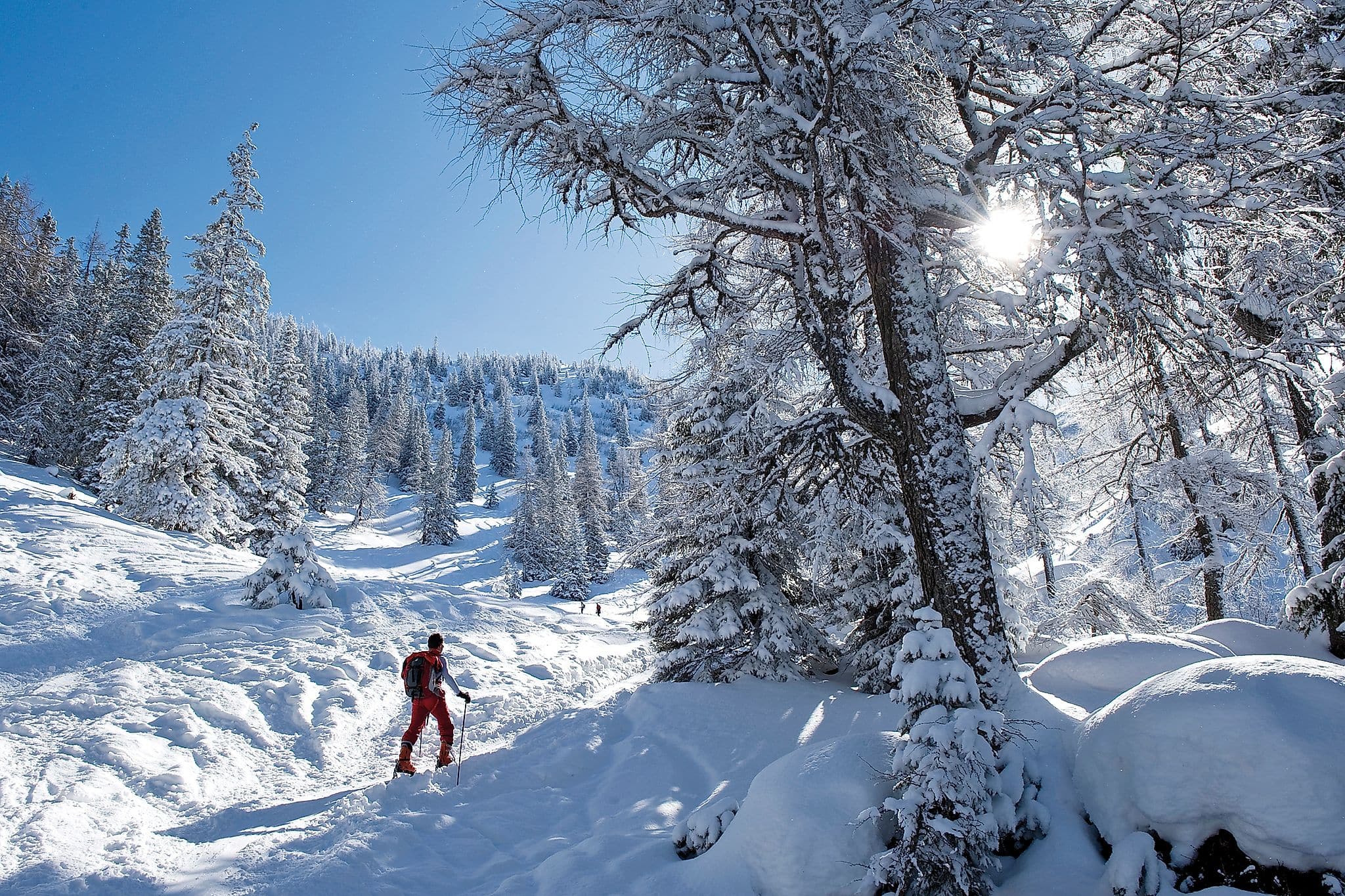 Person bei Schneetour in verschneiten Bergen rund um Klagenfurt 