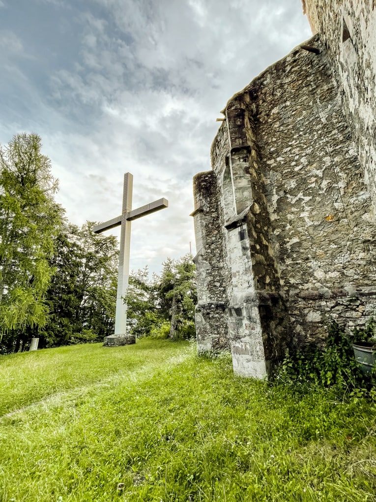 Kreuz neben Kapelle am Ulrichsberg