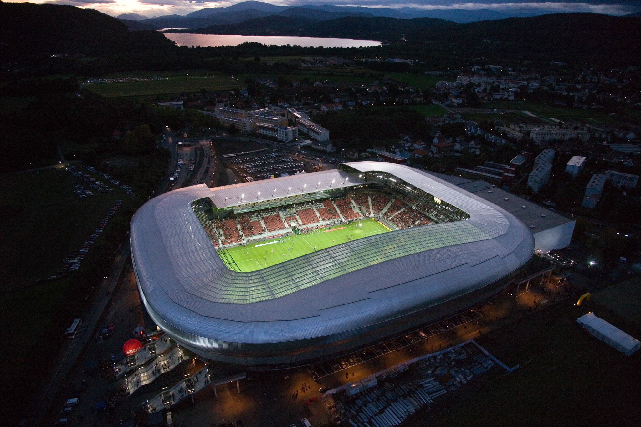 Wörthersee Stadion von oben bei Nacht