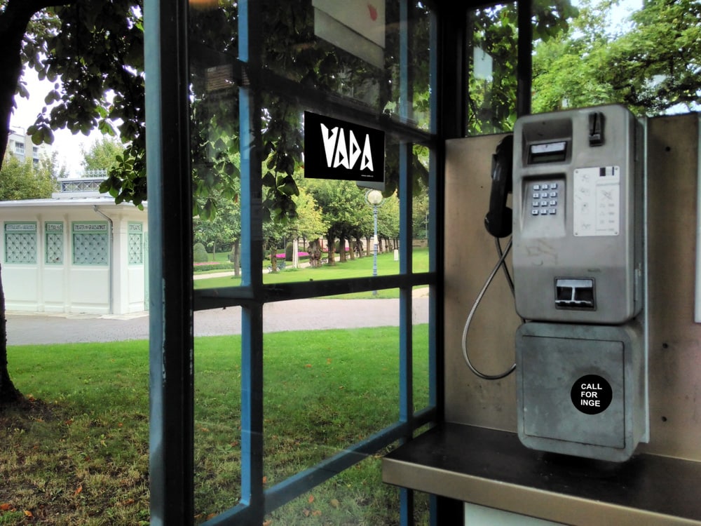 Frau Schöberl calls for Inge im Goethepark in Klagenfurt, man sieht eine Telefonzelle mit Müztelefon