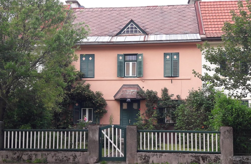 das rosarote Haus von Ingeborg Bachmann, Hausnummer 26 mit grünen Fensterläden
